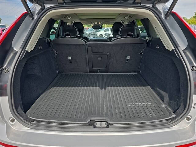 2024 Volvo XC60 B5 Core Dark Theme