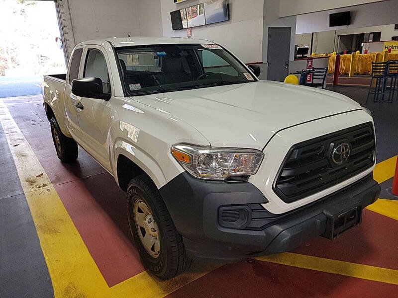 2019 Toyota Tacoma SR's photo