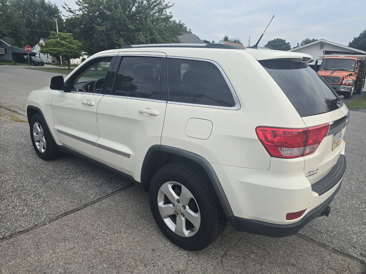 2011 Jeep Grand Cherokee for sale at QUEENSGATE AUTO SALES in York, PA