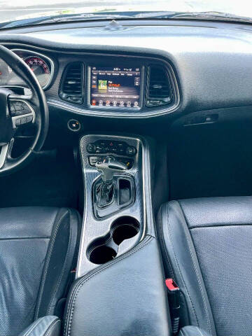 2017 Dodge Challenger SXT Plus