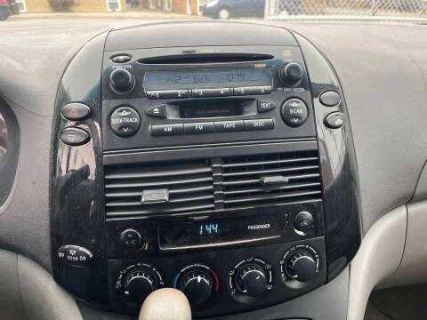 2004 Toyota Sienna LE 7 Passenger