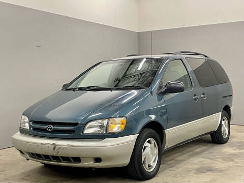 2000 Toyota Sienna for sale at Autoaffari LLC in Sacramento CA