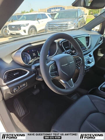 2025 Chrysler Pacifica Select