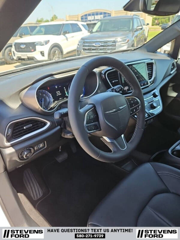 2025 Chrysler Pacifica Select