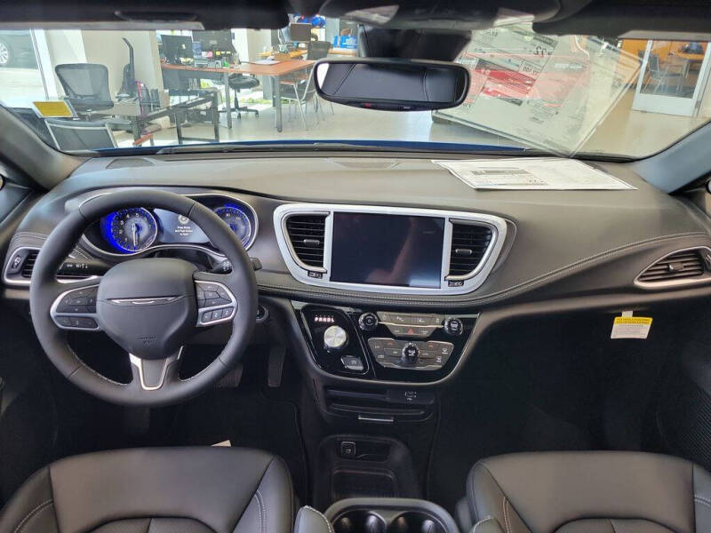 2027 Chrysler Pacifica Select