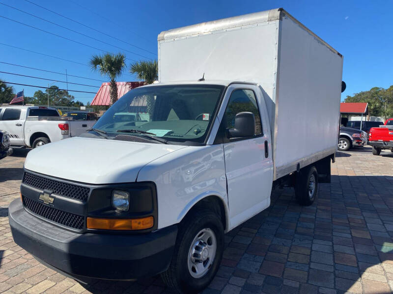 2015 Chevrolet Express Cutaway Base photo 2