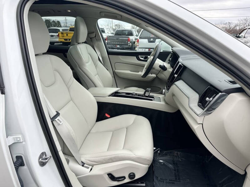 2023 Volvo XC60 B5 Plus Bright Theme