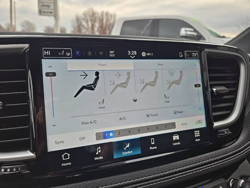 2026 Chrysler Pacifica Select