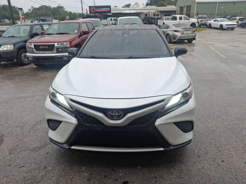 2019 Toyota Camry XSE photo 2