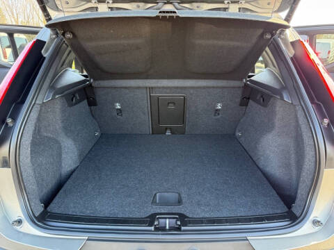 2022 Volvo XC40 T5 Momentum