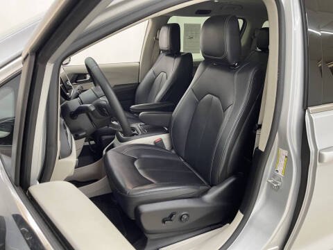 2024 Chrysler Pacifica Plug-In Hybrid Select