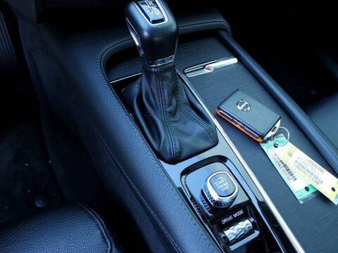 2020 Volvo XC90 T6 Momentum 6-Passenger