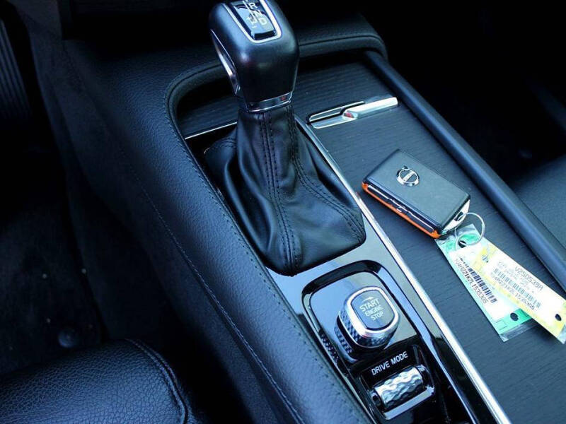 2020 Volvo XC90 T6 Momentum 6-Passenger