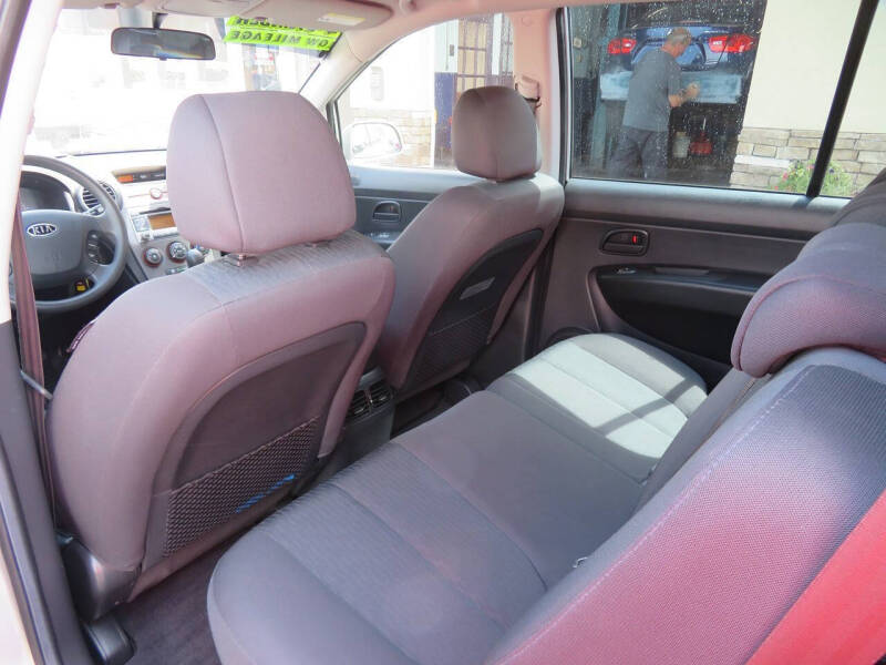 2009 Kia Rondo LX