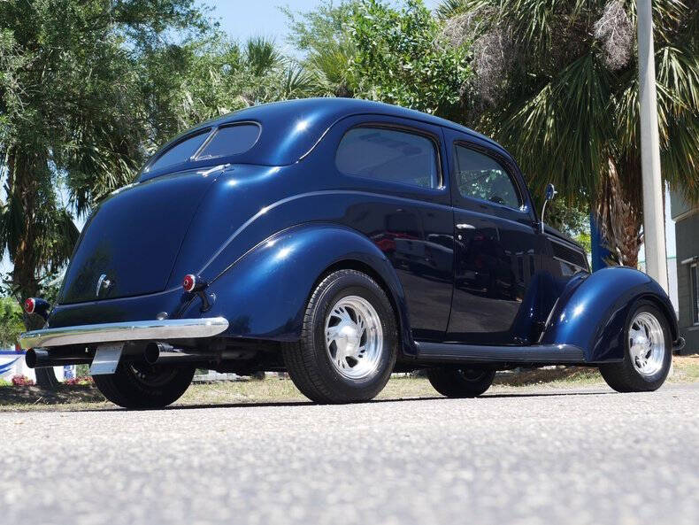 1937 Ford Deluxe