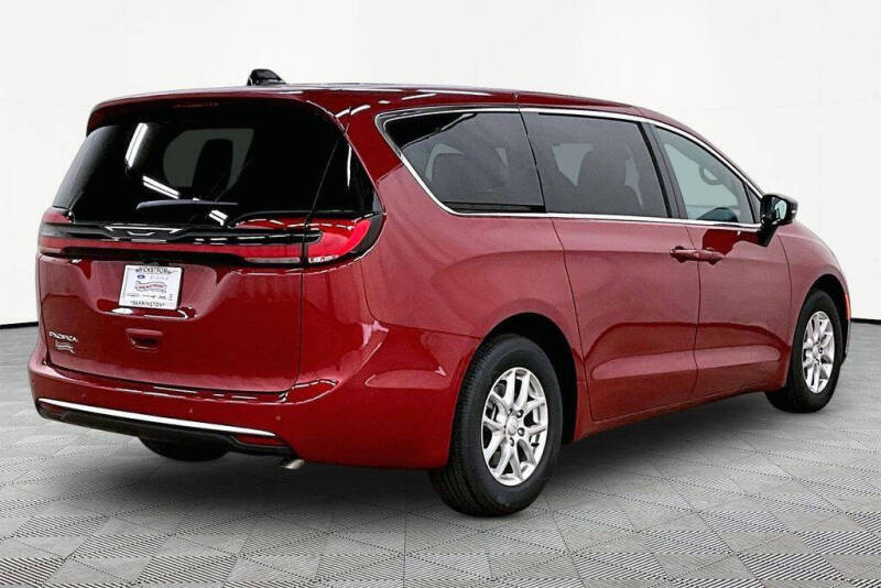 2027 Chrysler Pacifica Select