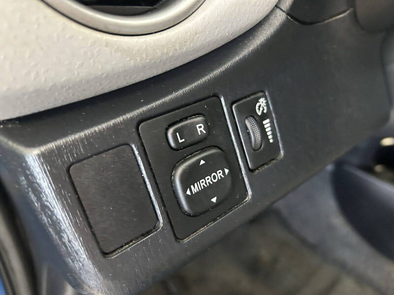 2012 Toyota Yaris 5-Door LE