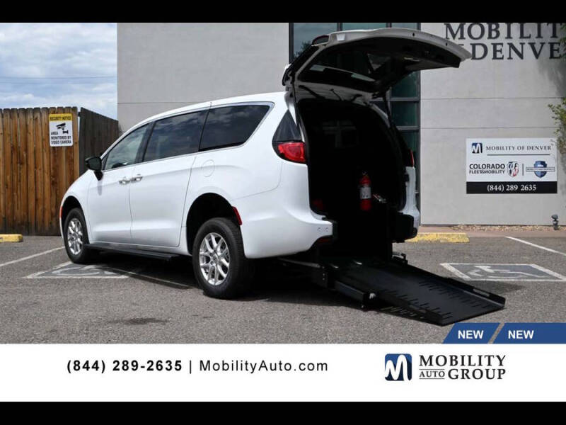 2025 Chrysler Voyager LX