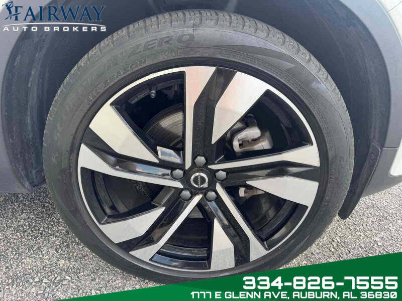 2024 Volvo XC40 B5 Plus Dark Theme