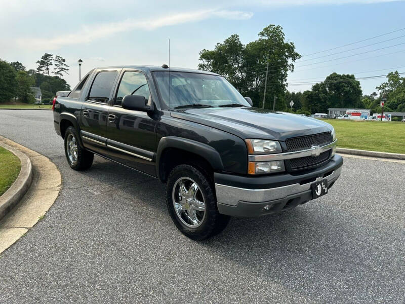 2004 Chevrolet Avalanche for sale at First Auto Sales in Winder GA