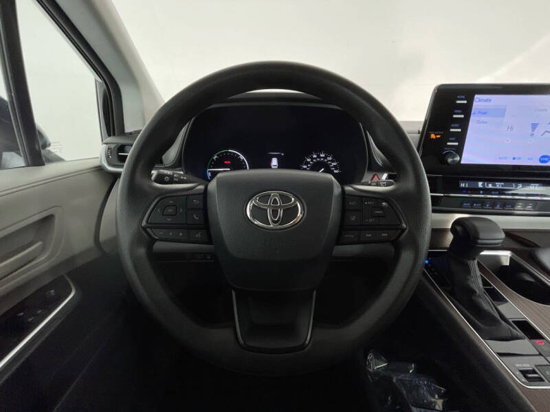 2023 Toyota Sienna LE photo 12