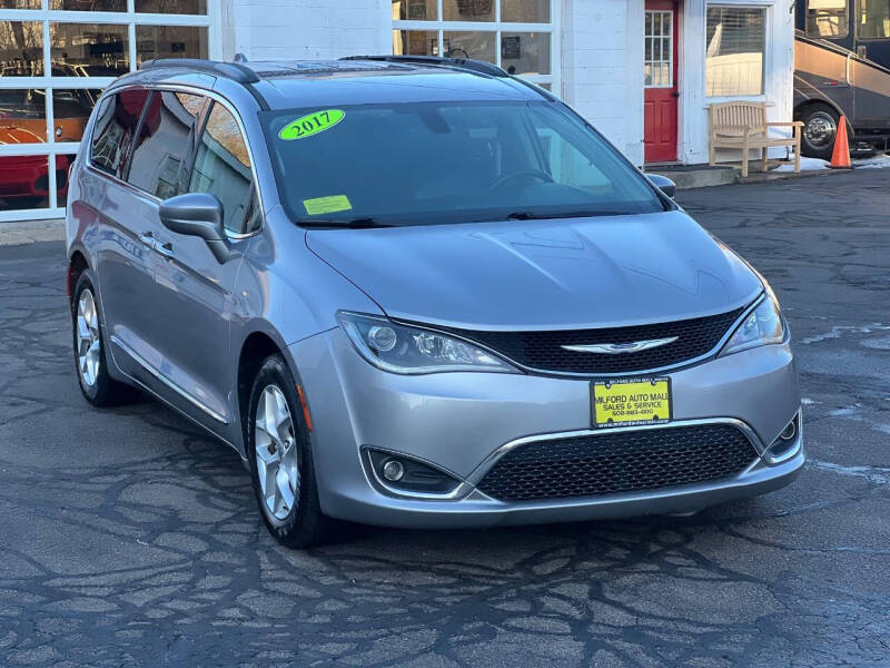 2017 Chrysler Pacifica Touring-L's photo