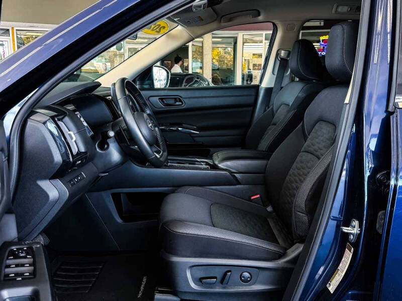 2025 Nissan Pathfinder SV