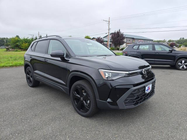 2025 Volkswagen Taos SE Black's photo