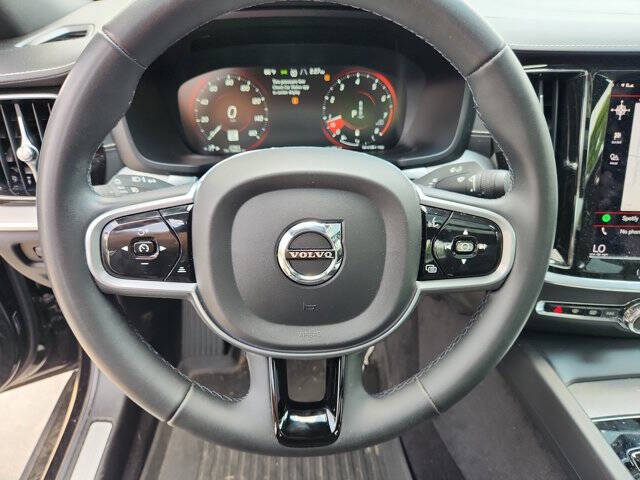 2022 Volvo S60 B5 R-Design