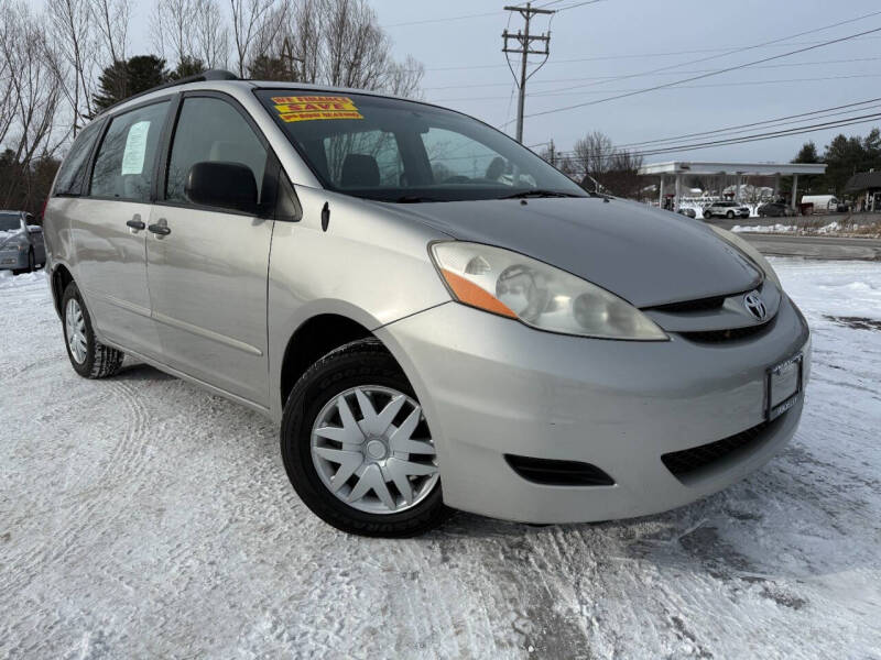 2010 Toyota Sienna LE's photo