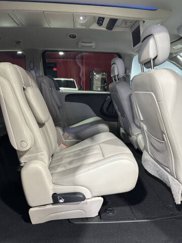 2013 Chrysler Town and Country Touring