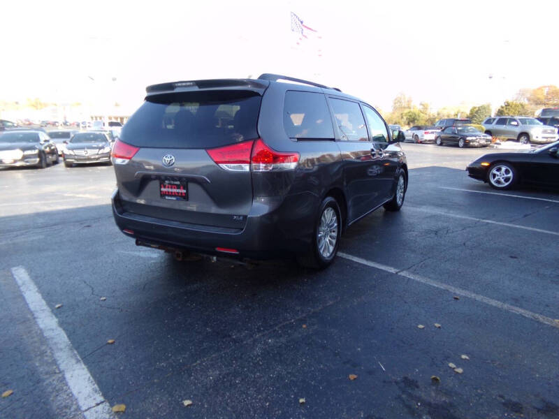 2011 Toyota Sienna XLE 7-Passenger Auto Access Seat