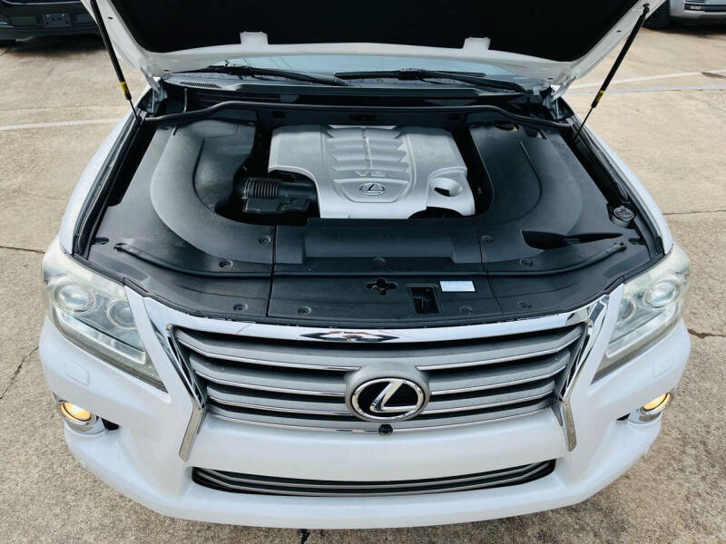 2013 Lexus LX 570 photo 11