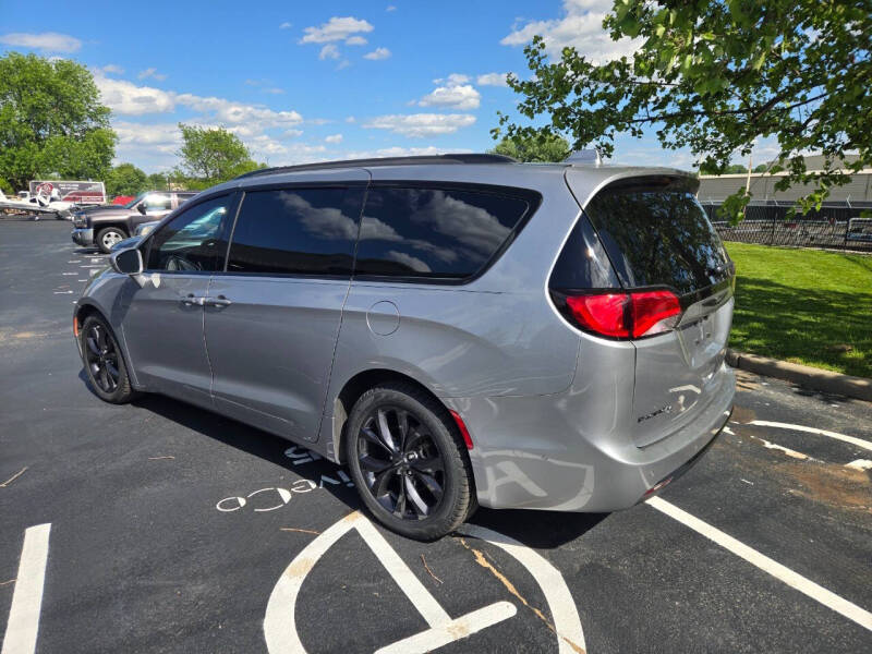 2020 Chrysler Pacifica Limited Red S