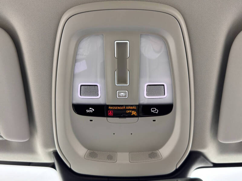 2023 Volvo XC60 B5 Plus Dark Theme