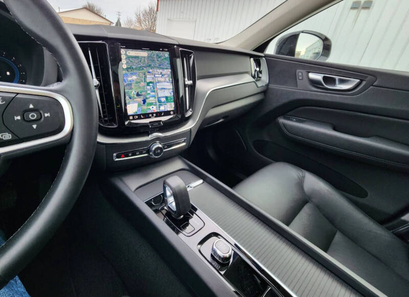 2025 Volvo XC60 B5 Core Dark Theme