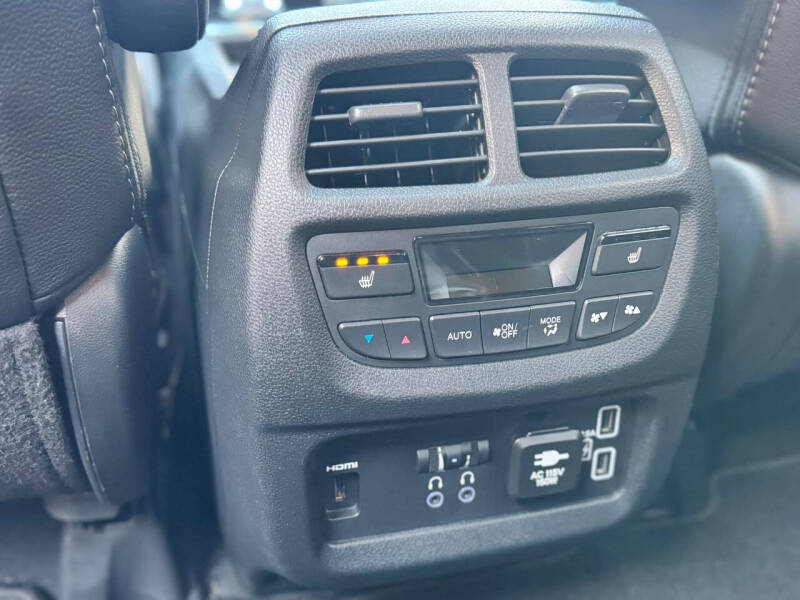 2022 Honda Pilot Touring w/Rear Captain's Chairs