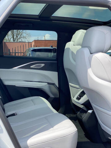 2024 Cadillac LYRIQ Luxury 2