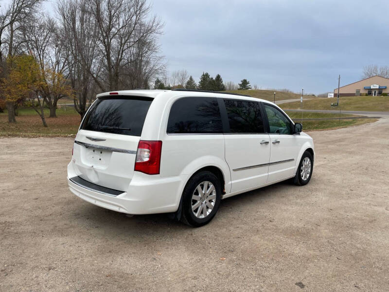 2012 Chrysler Town & Country null photo 4