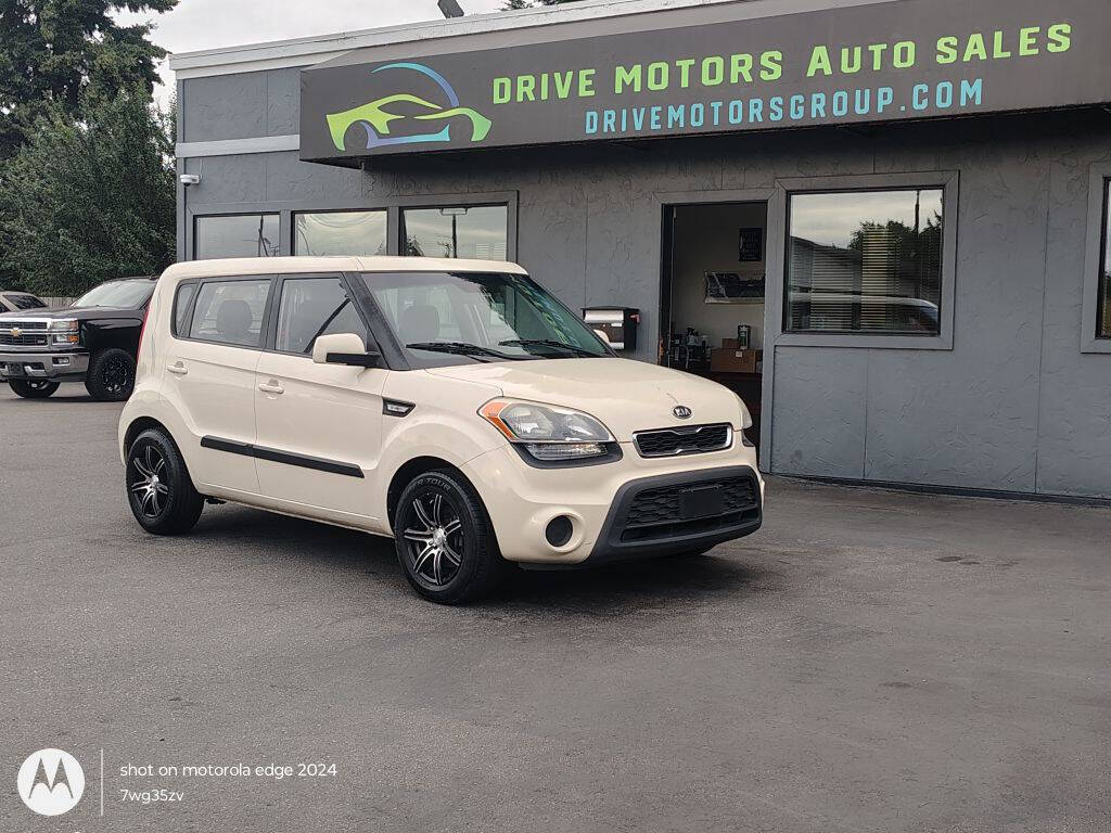 White 2012 Kia Soul Base 4dr Crossover 6M 17