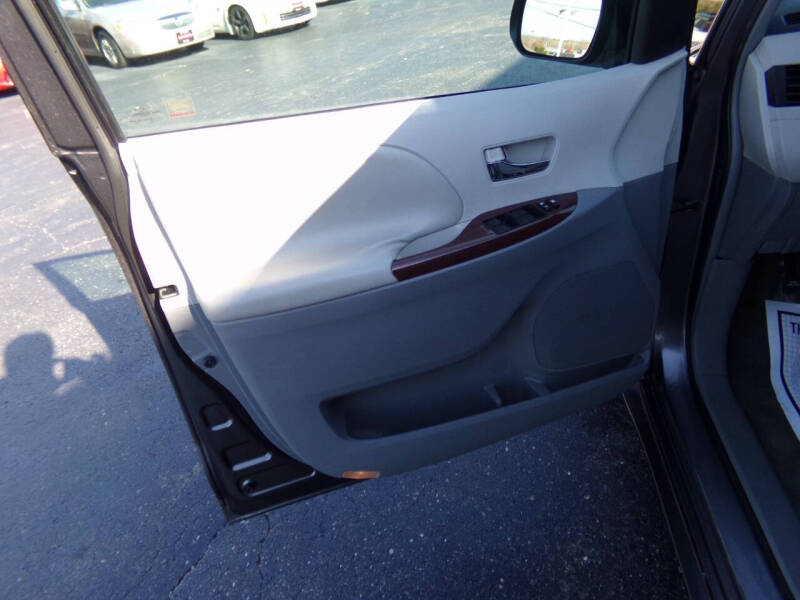2011 Toyota Sienna XLE 7-Passenger Auto Access Seat