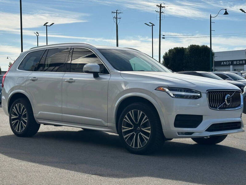 2022 Volvo XC90 T6 Momentum 7-Passenger