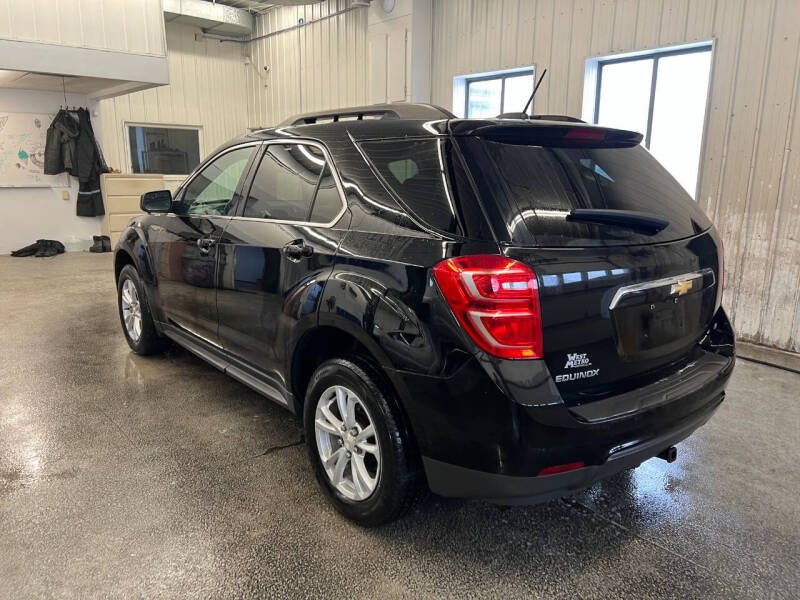 2017 Chevrolet Equinox LT photo 2