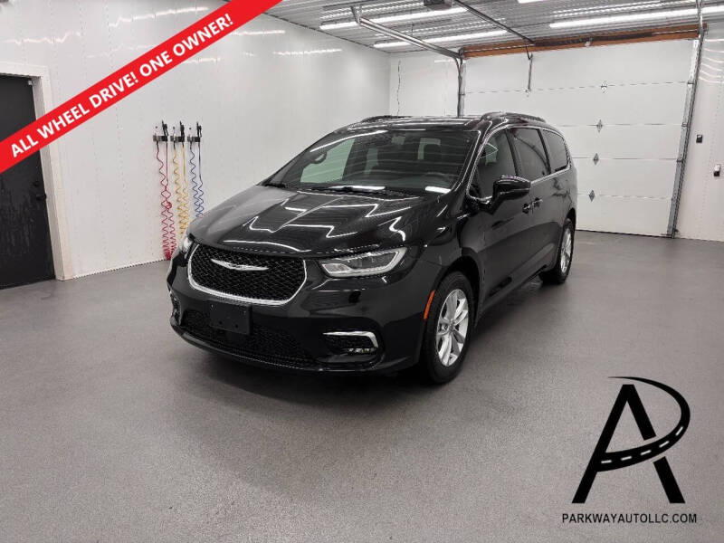 2022 Chrysler Pacifica Touring's photo