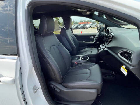 2027 Chrysler Pacifica LX