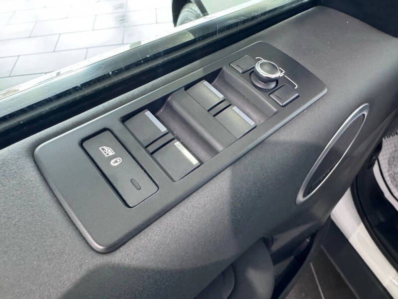 2020 Land Rover Discovery Landmark Edition