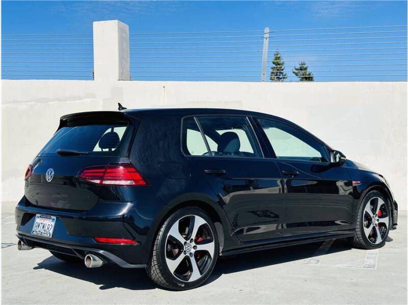 2019 Volkswagen Golf GTI SE photo 4