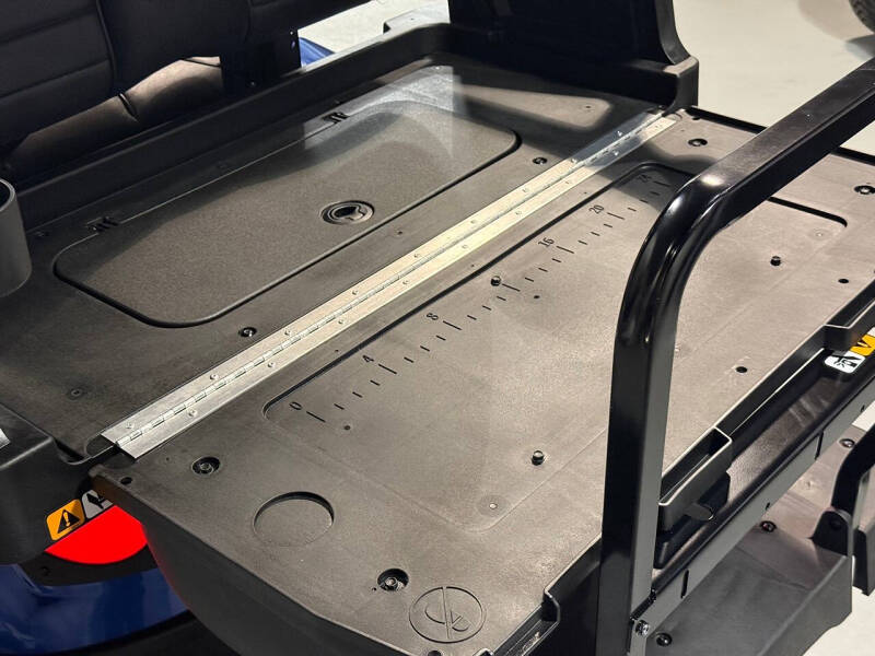 2025 E-Z-GO Express L6