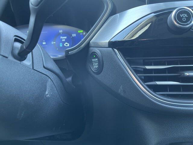 2022 Ford Escape Hybrid Titanium