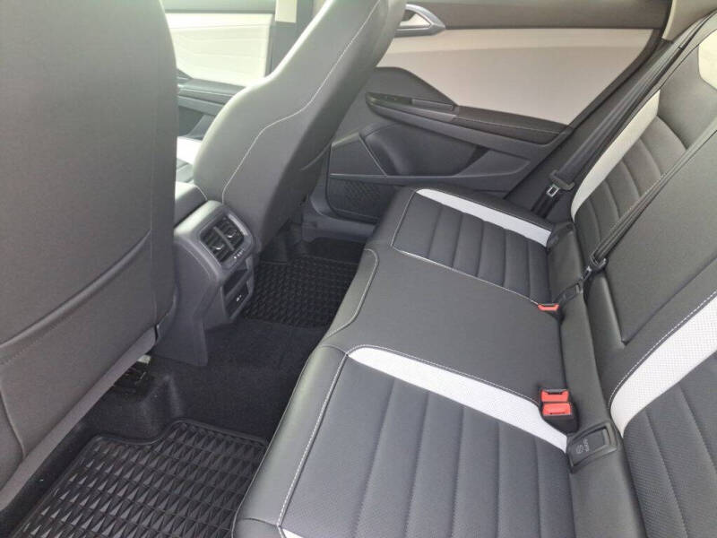 2025 Volkswagen Taos SEL 4Motion